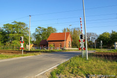 Schrankenwärterhaus mit Bahnübergang - Altenwillershagen 2008