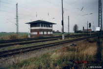 altefaehr-weichenwaerterstellwerk-an-der-ausfahrt-richtung-rambin-am-04-11-1996