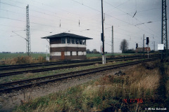 altefaehr-weichenwaerterstellwerk-an-der-ausfahrt-richtung-rambin-am-04-11-1996