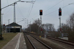 altefaehr-ausfahrsignale-aus-gleis-2-und-4-in-richtung-ruegendamm