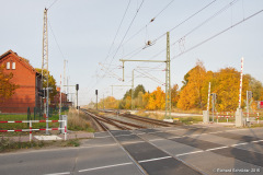 Blick vom Bahnübergang zum Bahnhof Bentwisch.