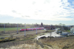 Überblick über kompletten Bahnhof mit Regionalbahn