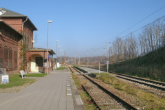 Bahnhofsgebäude und Überweg - Sagard 2011