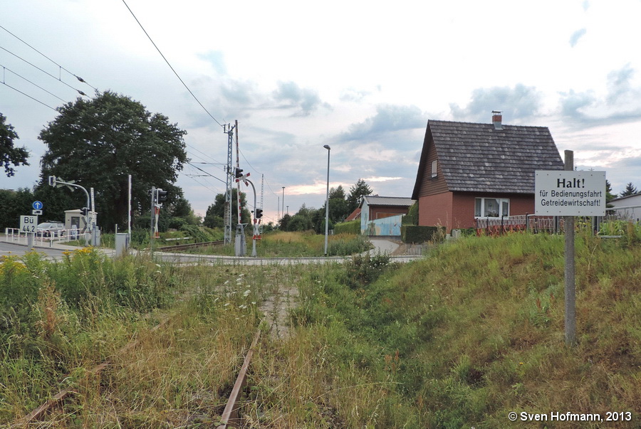 Bahnbergang Richard Suhr Siedlung Schild Getreidewirtschaft