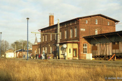 Emfangsgebäude vom Bahnhof Barth im Dezember 2002