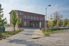 Bahnhofsvorplatz sowie Empfangsgebäude in Barth