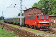 109 048 mit Personenzug im Bahnhof Buchenhorst - Mai 1994