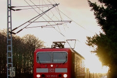 143 952 mit RE9 im Bahnhof Buchenhorst am 21.03.2004