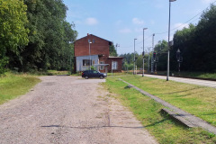 buchenhorst_bahnhofsvorplatz_mit_alten_schienen