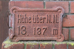 Höhenmetertafel im Bahnhof Gelbensande
