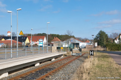 Blick auf den Bahnsteig und das Gleisende