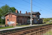 Empfangsgebäude von Gleisseite aus