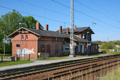 Empfangsgebäude von Gleisseite aus