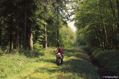 Motorrad auf Bahndamm in Heide