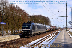 185 557 mit Kesselwagenzug im Bahnhof Martensdorf