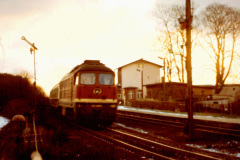 Unbekannte 132er mit D-Zug nach Rostock - Bahnübergang Martensdorf  23.11.1989