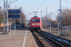 101 013-1 mit dem IC Hamburg-Altona - Stralsund am 10.01.2017 in Ribnitz-Damgarten West