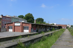 Güterschuppen und Laderampe im Güterbahnhof Rostock