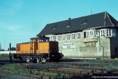 106 873 vor dem Stellwerk B2 - Rostock Güterbahnhof