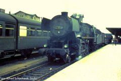 52 6056 mit Kastentender und Güterzug im Rostocker Hbf