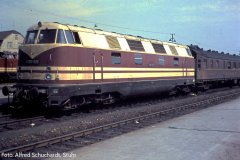 V 180 028 mit einem Schnellzug im Rostocker Hauptbahnhof