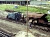 102 074 mit Schotterwagen im Rostocker Hauptbahnhof. 