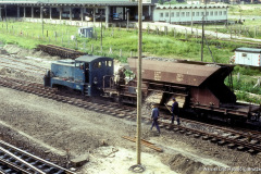 102 074 mit Schotterwagen im Rostocker Hauptbahnhof.
