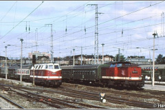 243 267-2 und 118 587-5 im Rostocker Hauptbahnhof, September 1987