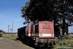112 345-4 am Bahnsteig der Bäderbahn im Bahnhof Rövershagen
