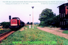 112 439 mit einem Personenzug in Saatel.