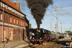 03 1010 bei der Ausfahrt aus Stralsund