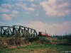 Der Triebwagen hat die Trebelbrücke soeben überquert. 