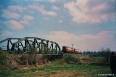 Der Triebwagen hat die Trebelbrücke soeben überquert.