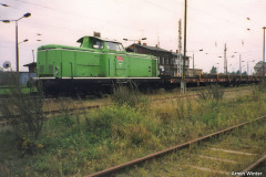 Eine unbekannte DB V 100 transportiert in Velgast Gleise ab