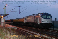Lok 250 006 mit Steinzug im Bahnhof VelgastERA