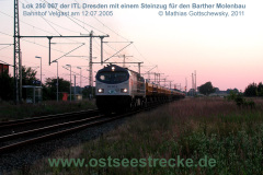 Lok 250 007 mit Steinzug im Bahnhof Velgast