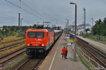 143 001 am Bahnsteig in Warnemünde Werft