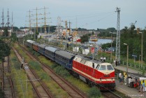 119 158 mit einem Sonderzug im Bahnhof Warnemünde Werft