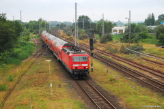 143 303 bei der Einfahrt in den Bahnhof Warnemünde Werft