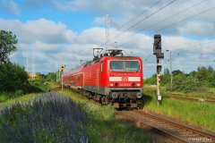 143 952 bei der Einfahrt in den Bahnhof Warnemünde Werft